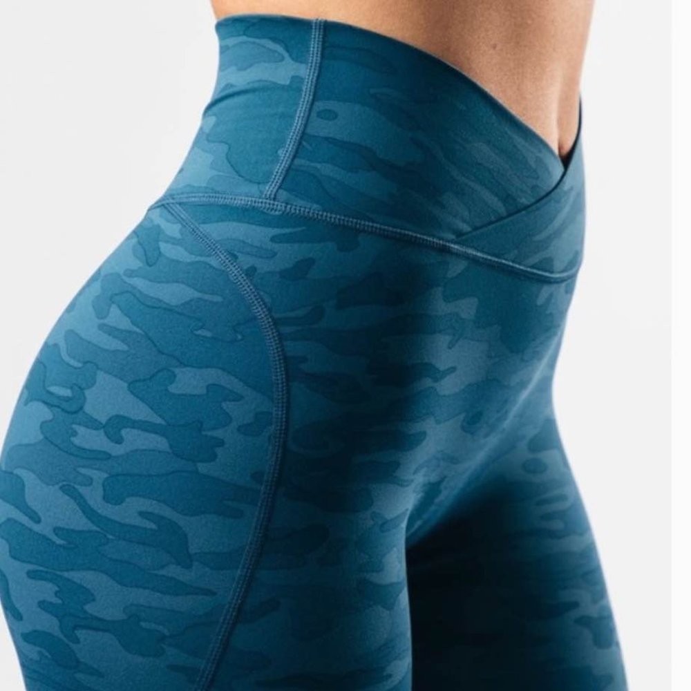 Alphalete Surface Power Leggings - Delta Blue Camo (size LARGE)